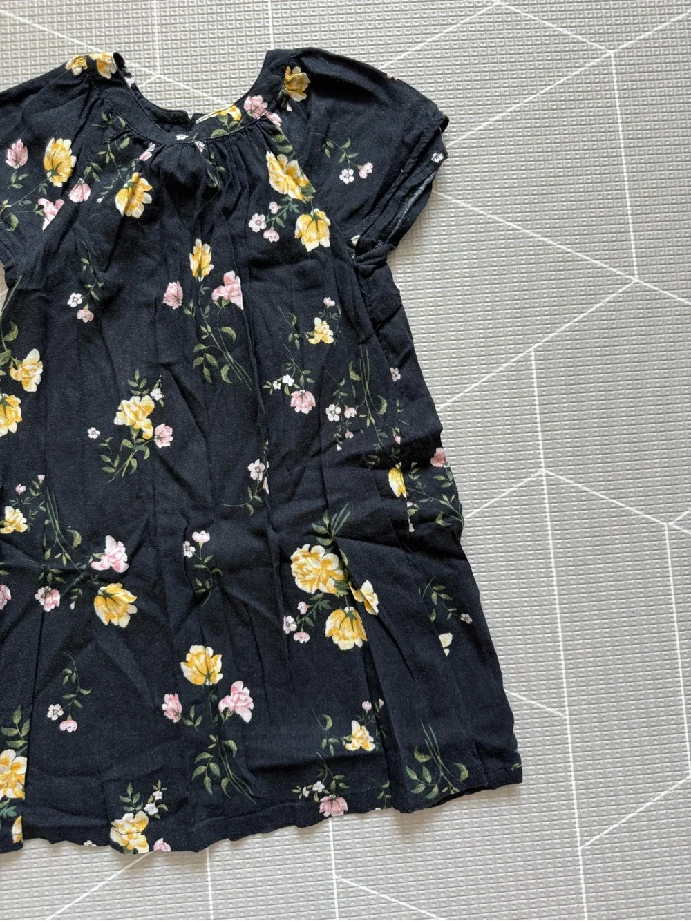 Old Navy|Baby girl/toddler dark Florals Kids Dress with Yellow Blooms•••size 4T